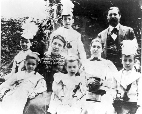 Sigmund Freud mit seiner Frau Martha, Schwägerin Minna Bernays und seinen Kindern Ernst, Martin, Oliver, Sophie und Anna (um 1898)<br /> Sigmund Freud Privatstiftung