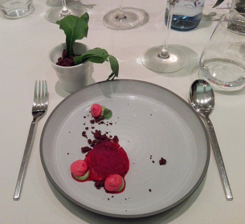 Rote-Rüben-Eis, Dessert im Restaurant Das Schick, Foto (c) Claudia Busser - kekinwien.at