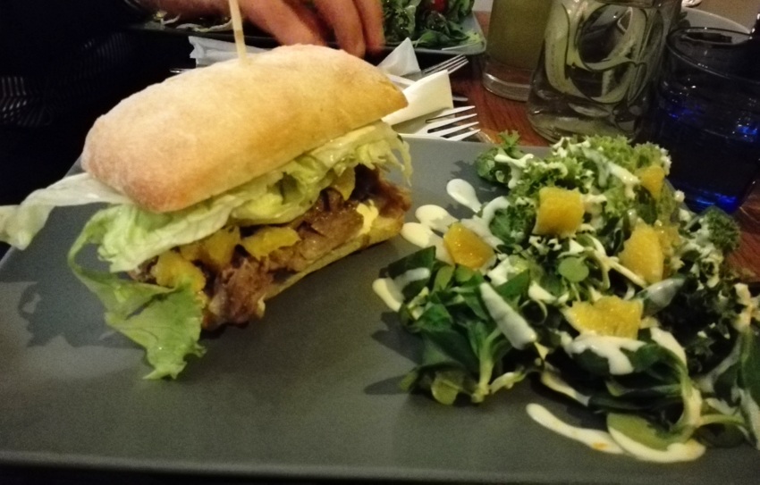 „Pulled Duck“ Ciabatta mit Orangen-Mayonnaise um Euro 10,50 im Bitter Mendez, Bild (c) kekinwien.at „Pulled Duck“ Ciabatta mit Orangen-Mayonnaise um Euro 10,50 im Bitter Mendez, Bild (c) kekinwien.at