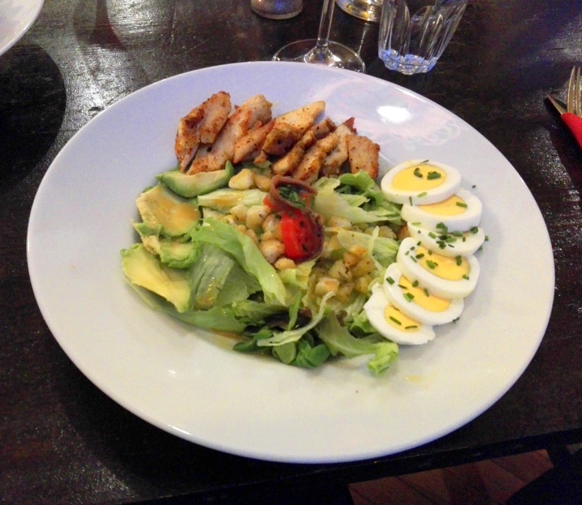 'Caesar Salat': Eisbergsalat, Croutons, Hühnerfleisch, Ei, Sardellen - kekinwien.at