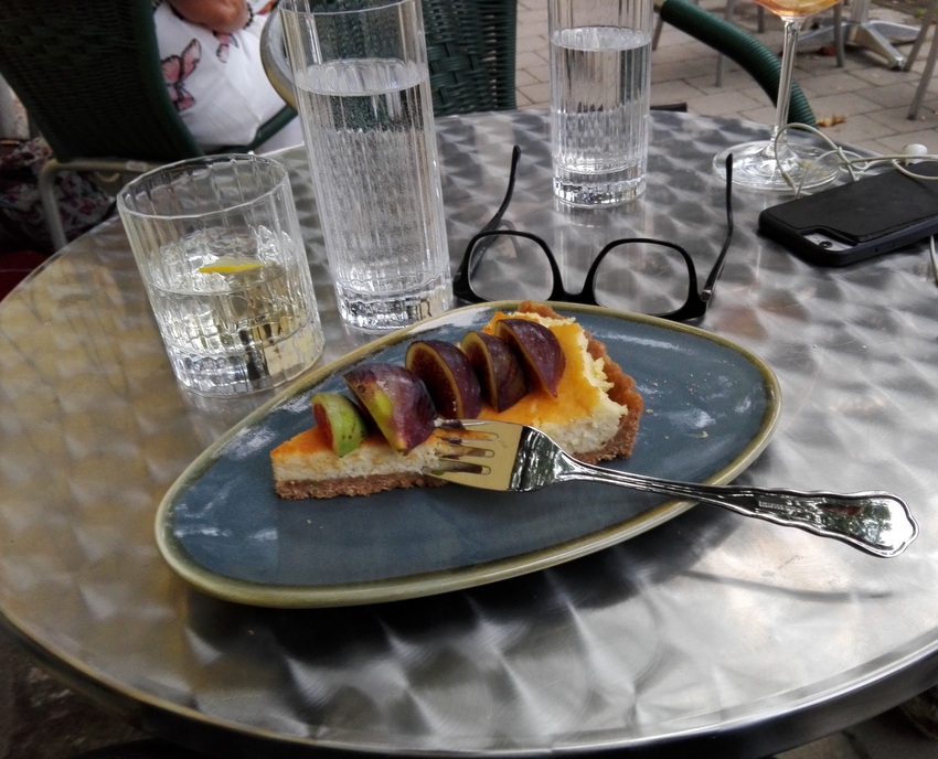 Dessert auf dem Johann Nepomuk Vogl Markt mit Burschik Vermouth Klassik im Tumbler - kekinwien.at