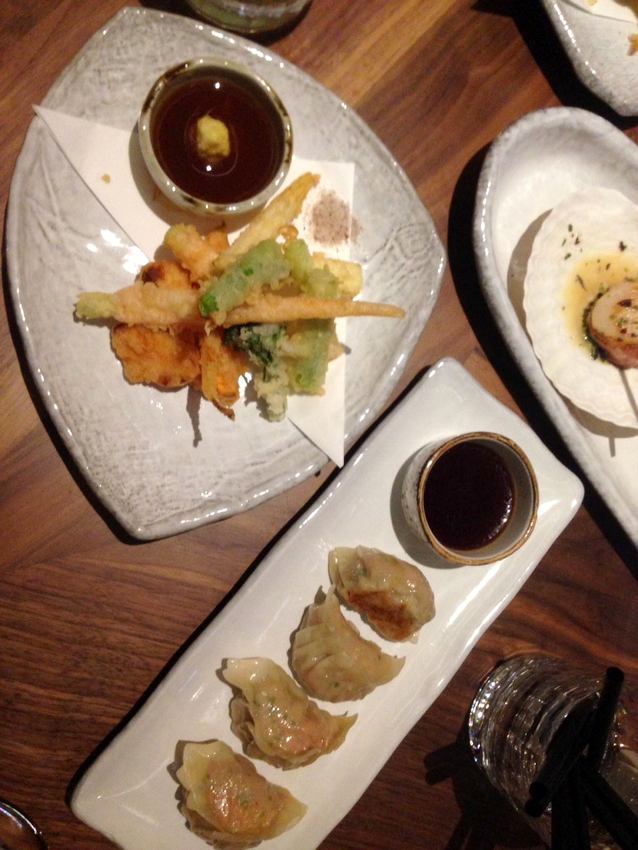 Gemüse Tempura (oben links), Gänse- und Schweineleber-Gyoza, sehr fein! (unten mittig), Bild (c) Andrea Pickl - kekinwien.at Gemüse Tempura (oben links), Gänse- und Schweineleber-Gyoza, sehr fein! (unten mittig), Bild (c) Andrea Pickl - kekinwien.at