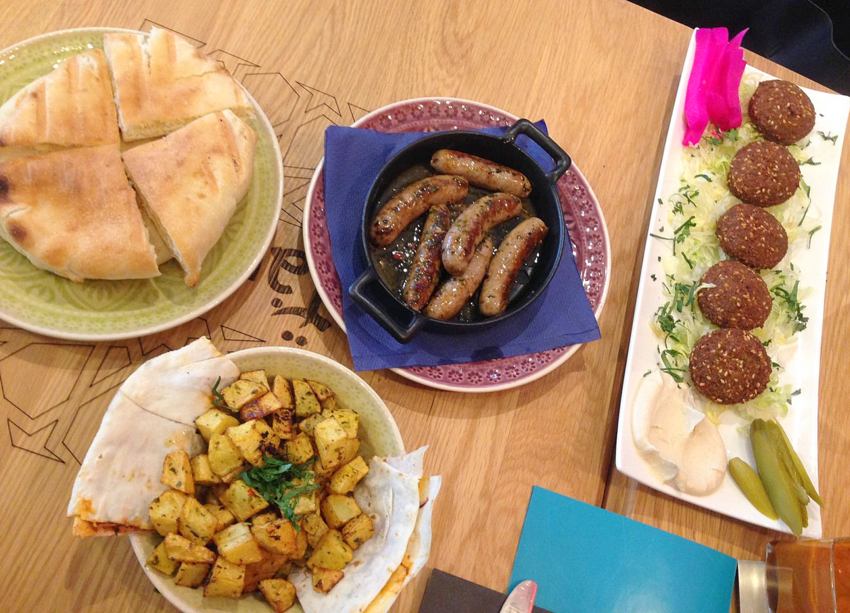 Mezze, im Vordergrund Batata Harra, Foto (c) Andrea Pickl Mezze, im Vordergrund Batata Harra, Foto (c) Andrea Pickl