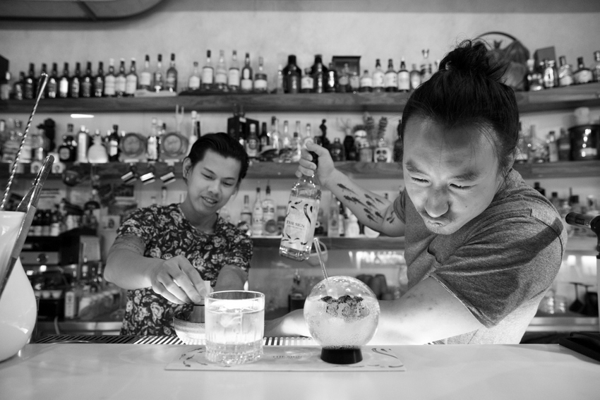The Sign Lounge, im Vordergrund der kreative Inhaber und Barchef Kan Zuo, Foto (c) Lisi Specht The Sign Lounge, im Vordergrund der kreative Inhaber und Barchef Kan Zuo, Foto (c) Lisi Specht