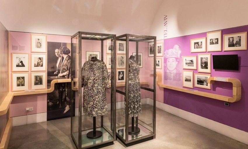 Zwei Originalkleider in der Ausstellung "Helena Rubinstein. Die Schönheitserfinderin" im Jüdischen Museum Wien (c) wulz.cc Zwei Originalkleider in der Ausstellung "Helena Rubinstein. Die Schönheitserfinderin" im Jüdischen Museum Wien (c) wulz.cc