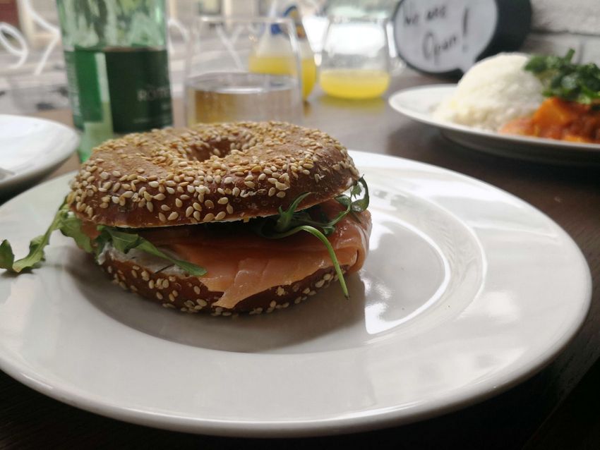 Bagel mit Lachs in der Kartonage Kitchen, Bild (c) Andrea Pickl - kekinwien.at