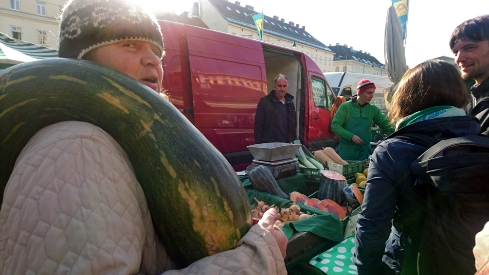 Marktfrau und Gärtnerin auf dem Landparteienmarkt am Samstag auf dem Wiener Naschmarkt, Bild (c) Mischa Reska - kekinwien.at