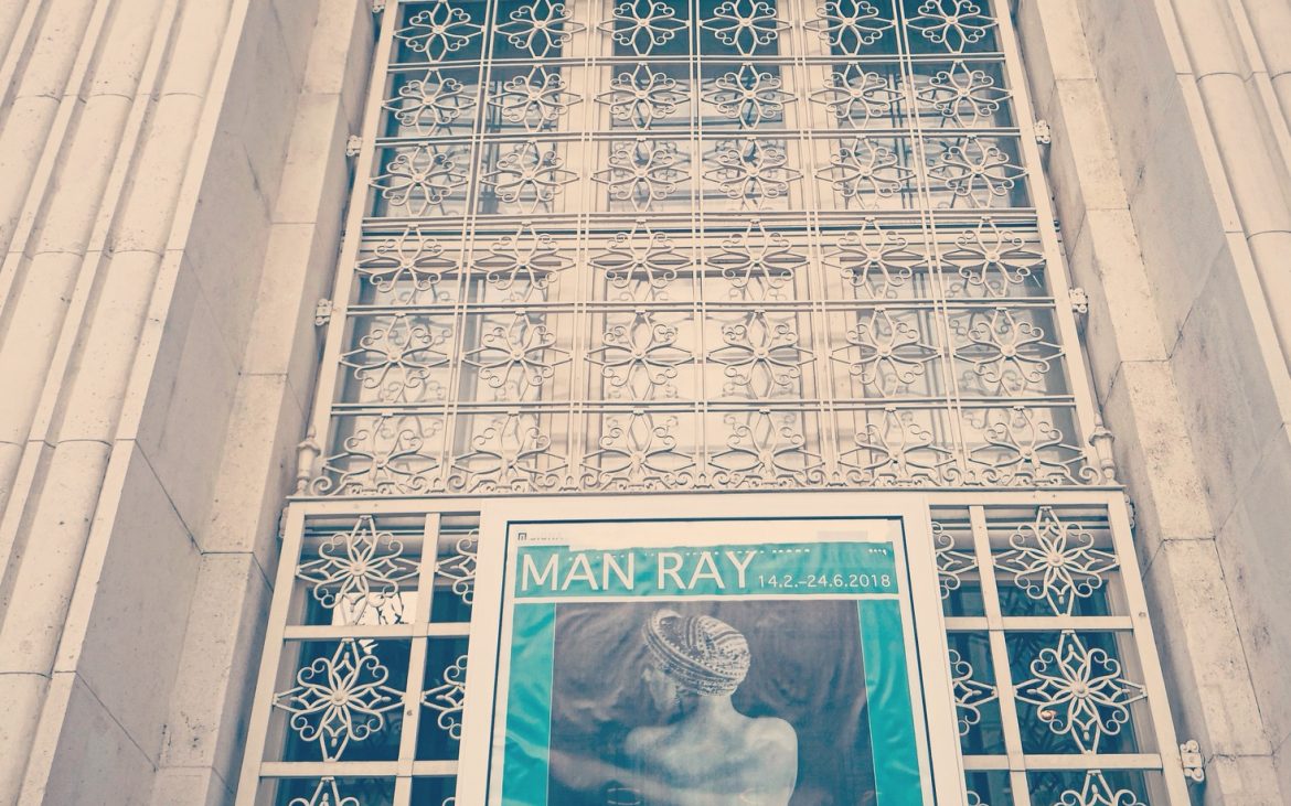 Bank Austria Kunstforum mit Ausstellungsplakat Man Ray, Foto (c) Andrea Pickl -kekinwien.at Bank Austria Kunstforum mit Ausstellungsplakat Man Ray, Foto (c) Andrea Pickl -kekinwien.at