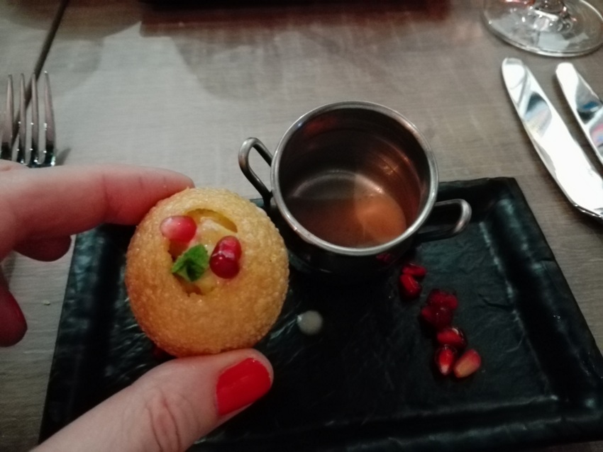 Gol Gappa Shot im In-Dish, Bild (c) Claudia Busser - kekinwien.at Gol Gappa Shot im In-Dish, Bild (c) Claudia Busser - kekinwien.at