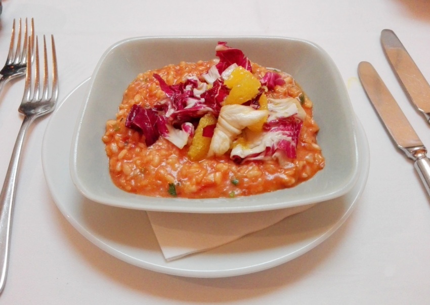 Ein herrlich schlotziges, üppiges Risotto pomodori mit Radicchio und Bergamotte (c) Claudia Busser kekinwien.at Ein herrlich schlotziges, üppiges Risotto pomodori mit Radicchio und Bergamotte (c) Claudia Busser - kekinwien.at