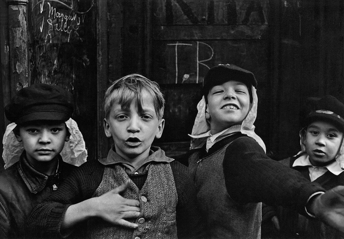 helen_levitt_n_y_-_1940_4_c_film_documents_llc