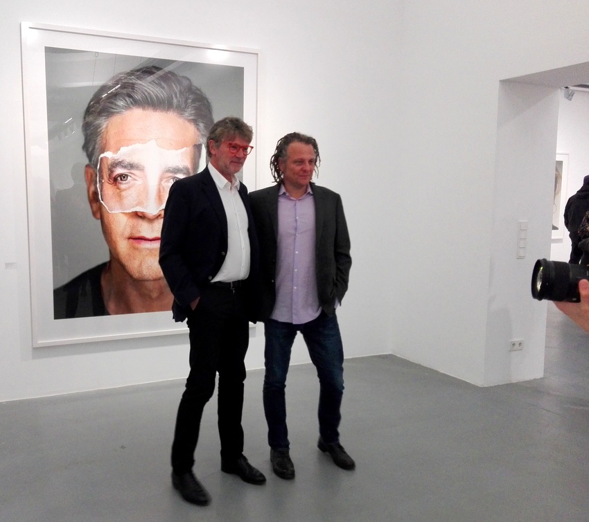Peter Coeln (links) mit Martin Schoeller vor dem Close Up von George Clooney, Bild (c) Claudia Busser - kekinwien.at Peter Coeln (links) mit Martin Schoeller vor dem Close Up von George Clooney, Bild (c) Claudia Busser - kekinwien.at