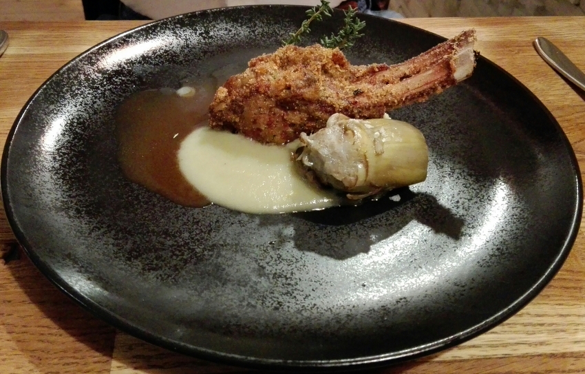 Agnello e carciofi alla romana, ganz großes Kino, das Lamm innen rot und zart, außen knusprig. Noch ein Lieblingsteller. Bild (c) Claudia Busser - kekinwien.at