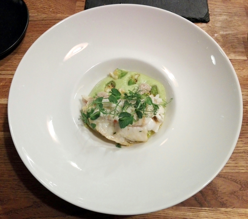 Rombo, broccolo romanesco e salsa di alici; auch wunderbar, der Fisch in perfektem Garzustand, die Sauce erschlägt die Aromen des Fisches nicht, sehr fein, die Spitzen von Romanesco führen eine weitere Textur ein, Bild (c) Claudia Busser - kekinwien.at Rombo, broccolo romanesco e salsa di alici; auch wunderbar, der Fisch in perfektem Garzustand, die Sauce erschlägt die Aromen des Fisches nicht, sehr fein, die Spitzen von Romanesco führen eine weitere Textur ein, Bild (c) Claudia Busser - kekinwien.at