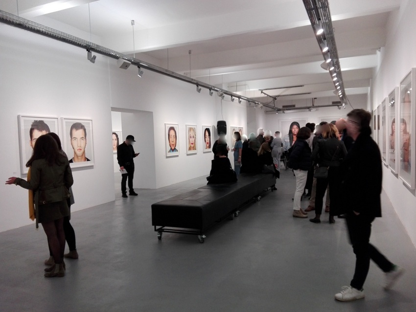 Die Eröffnung in der Galerie OstLicht war gut besucht, Martin Schoeller, Up Close, Bild (c) kekinwien.at Die Eröffnung in der Galerie OstLicht war gut besucht, Martin Schoeller, Up Close, Bild (c) kekinwien.at