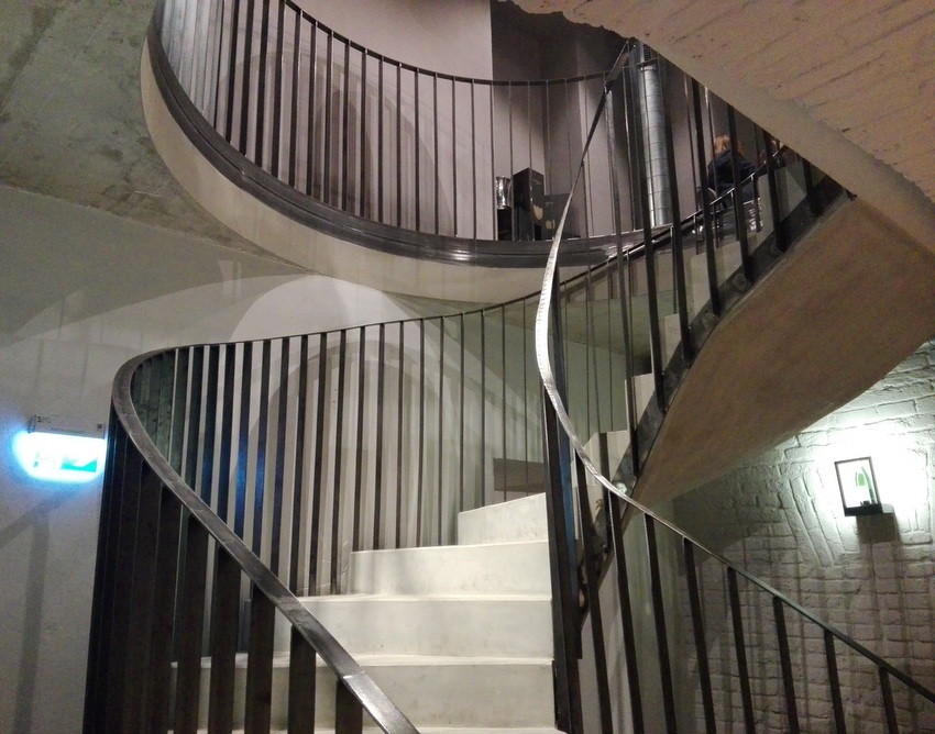 die Treppe hinunter in Verkostungsraum und Keller, Bild (c) kekinwien.at