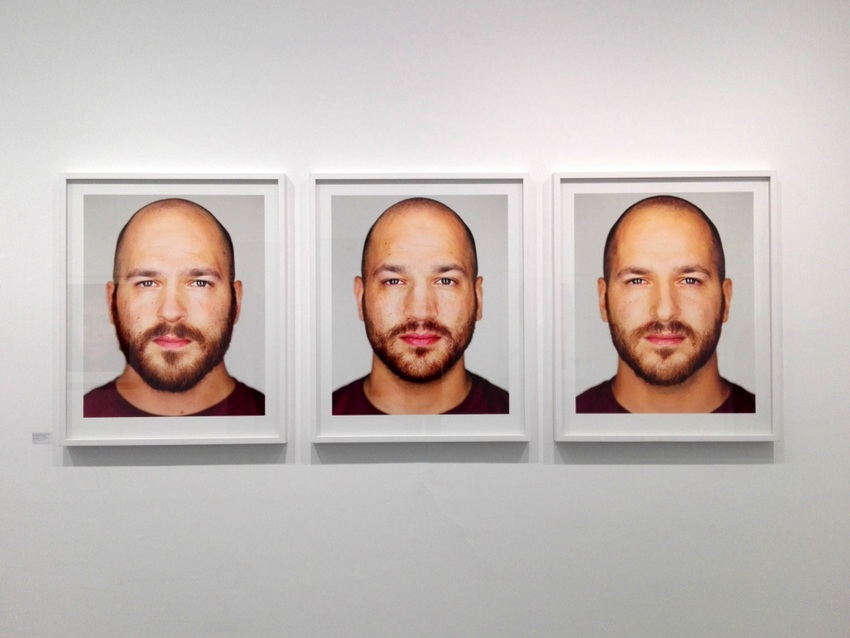 Eine meiner Lieblingsarbeiten aus der Serie 'Identical' zeigt Drillinge, Martin Schoeller, Bild vom Bild (c) kekinwien.at Eine meiner Lieblingsarbeiten aus der Serie 'Identical' zeigt Drillinge, Martin Schoeller, Bild vom Bild (c) kekinwien.at