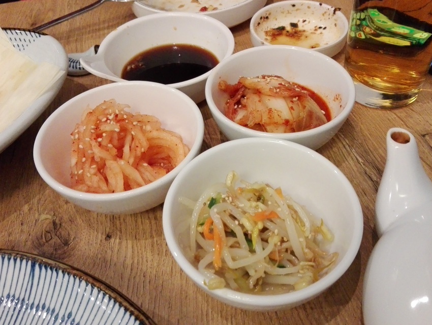 Banchan Set um Euro 5,90: Beilagen der Saison, im Bild vom Dezember 2018 sind das Kimchi, Sojasprossen und Rettich, Bild (c) kekinwien.at