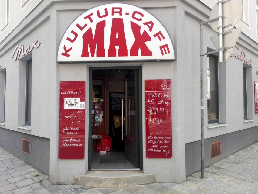 Hereinspaziert ins Kulturcafe Max, Crowdfunding auf wemakeit, Bild vom Eingang (c) kekinwien.at