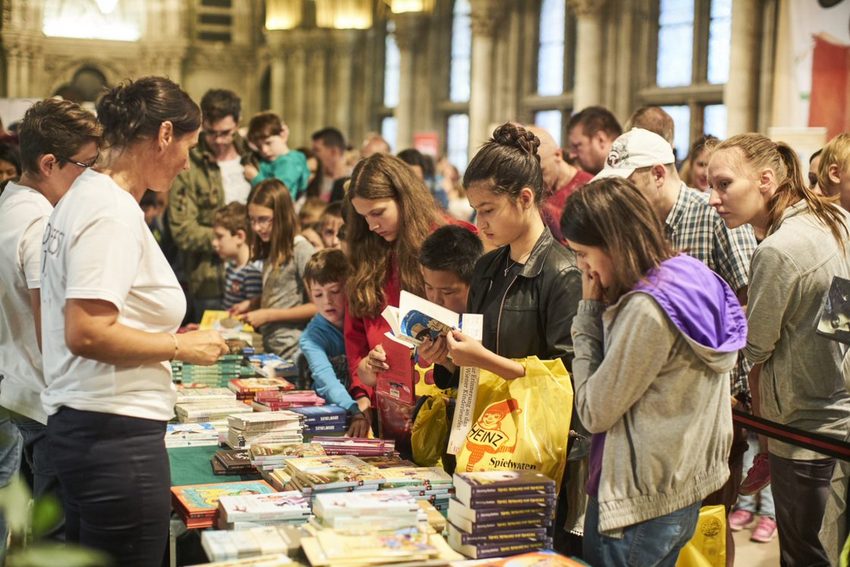 Büchertisch beim Wiener Kinderlesefest, Kinder beim Gustieren, Bild (c) echo medienhaus