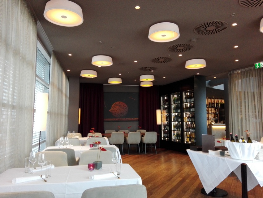 Blick ins Sky Restaurant, Interieur, Bild (c) Claudia Busser - kekinwienat