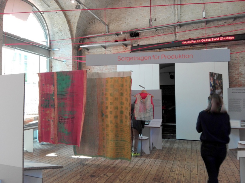 Einblick in die Ausstellung Critical Care, das Projekt 'this is not a shirt', Bild (c) Claudia Busser - kekinwien.at Einblick in die Ausstellung Critical Care, das Projekt 'this is not a shirt', Bild (c) Claudia Busser - kekinwien.at