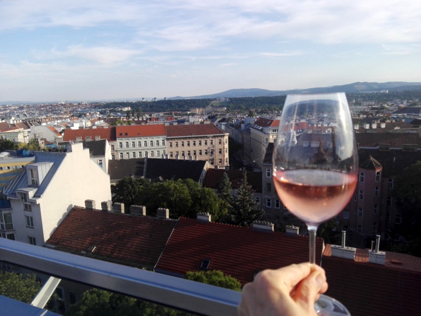 Panoramablick, Prost auf die Gloriette, Dachterrasse, Restaurant Herzig, Bild (c) kekinwien.at