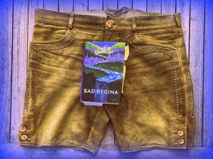 Bad Regina, der neue Roman von David Schalko, liegt auf einer Lederhose, die auch nicht Thomas Bernhard gehört hat, Bild (c) Alexandra Wögerbauer-Flicker - kekinwien.at kekinwien_Bad_Regina