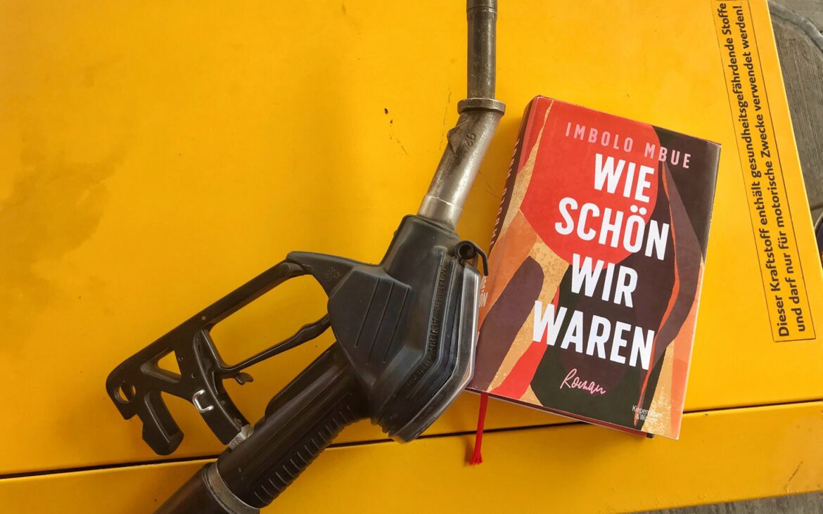 Zapfhahn auf Buch, Installation zum Roman wie schön wir waren, Bild (c) Alexandra Wögerbauer-Flicker